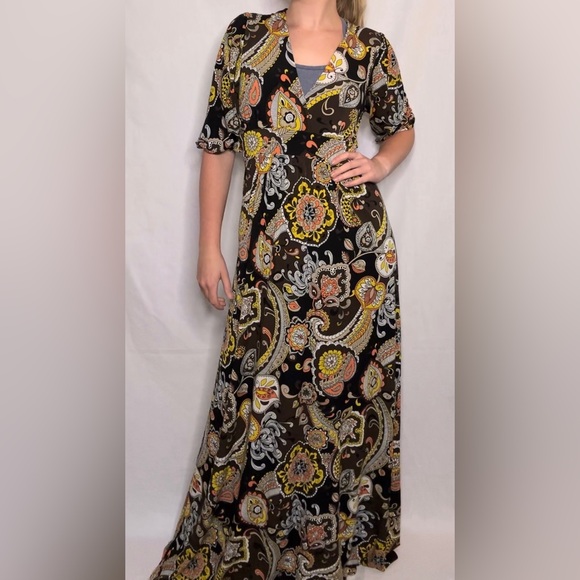 Multicolor dress.feels like silk/spandex mix. model is size s/m - Picture 3 of 4